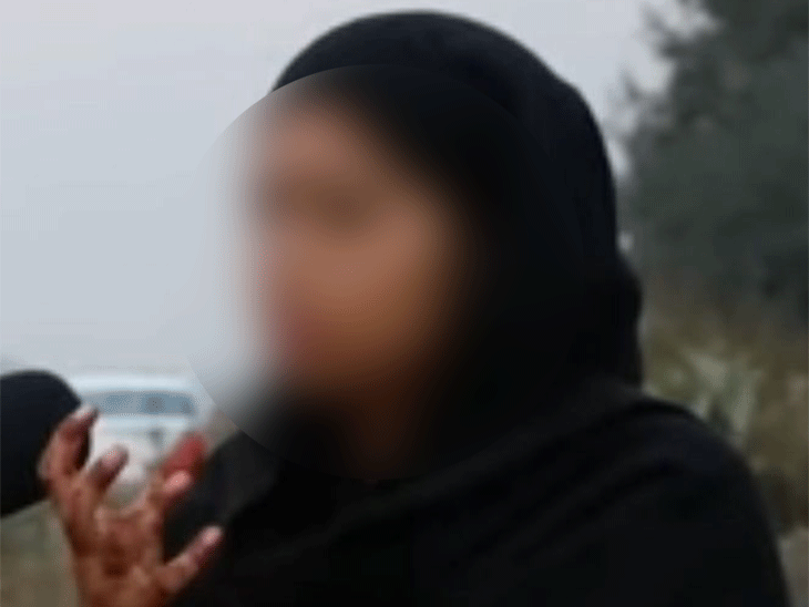 जिंदा बचने के बाद बात करती लड़की।