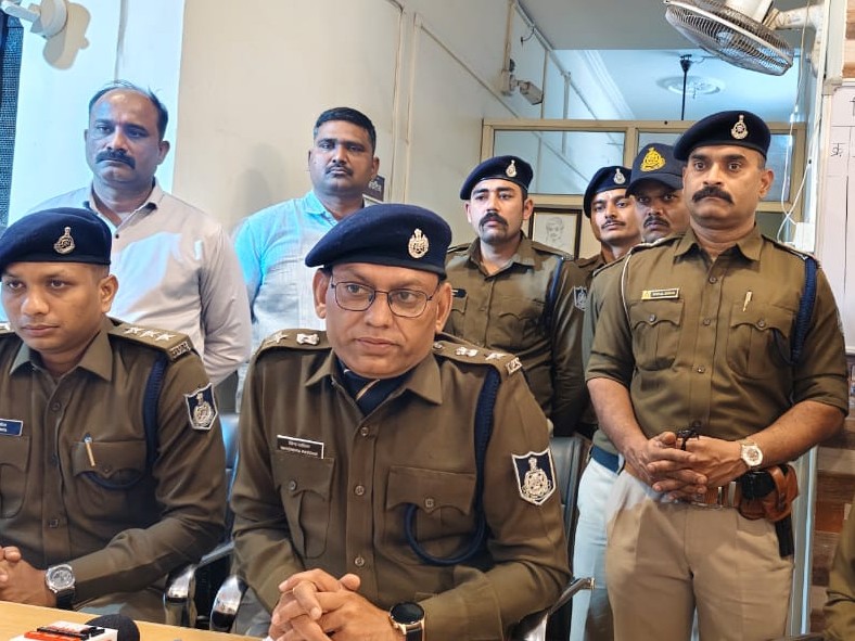 बुरहानपुर एसपी देवेंद्र कुमार पाटीदार ने रविवार शाम एक प्रेस कॉन्फ्रेंस में घटनाक्रम बताया।