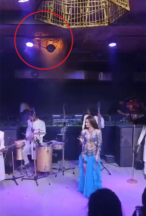 इस दौरान क्लब की छत से कांच के बड़े टुकड़े टूटकर नीचे गिरने लगे। बेली डांसर ने डांस रोक दिया।