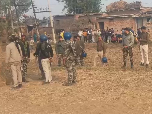गांव में तैनात पुलिस बल।
