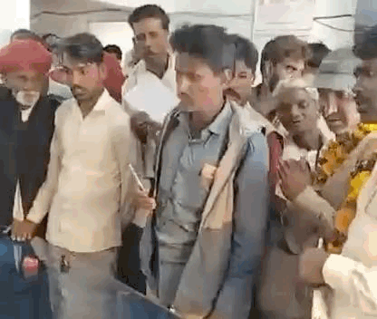 तस्वीर, विधायक की जनसुनवाई के दौरान की है। यहां जहाजपुर विधानसभा के ग्रामीण अपनी समस्या को लेकर पहुंचे थे।