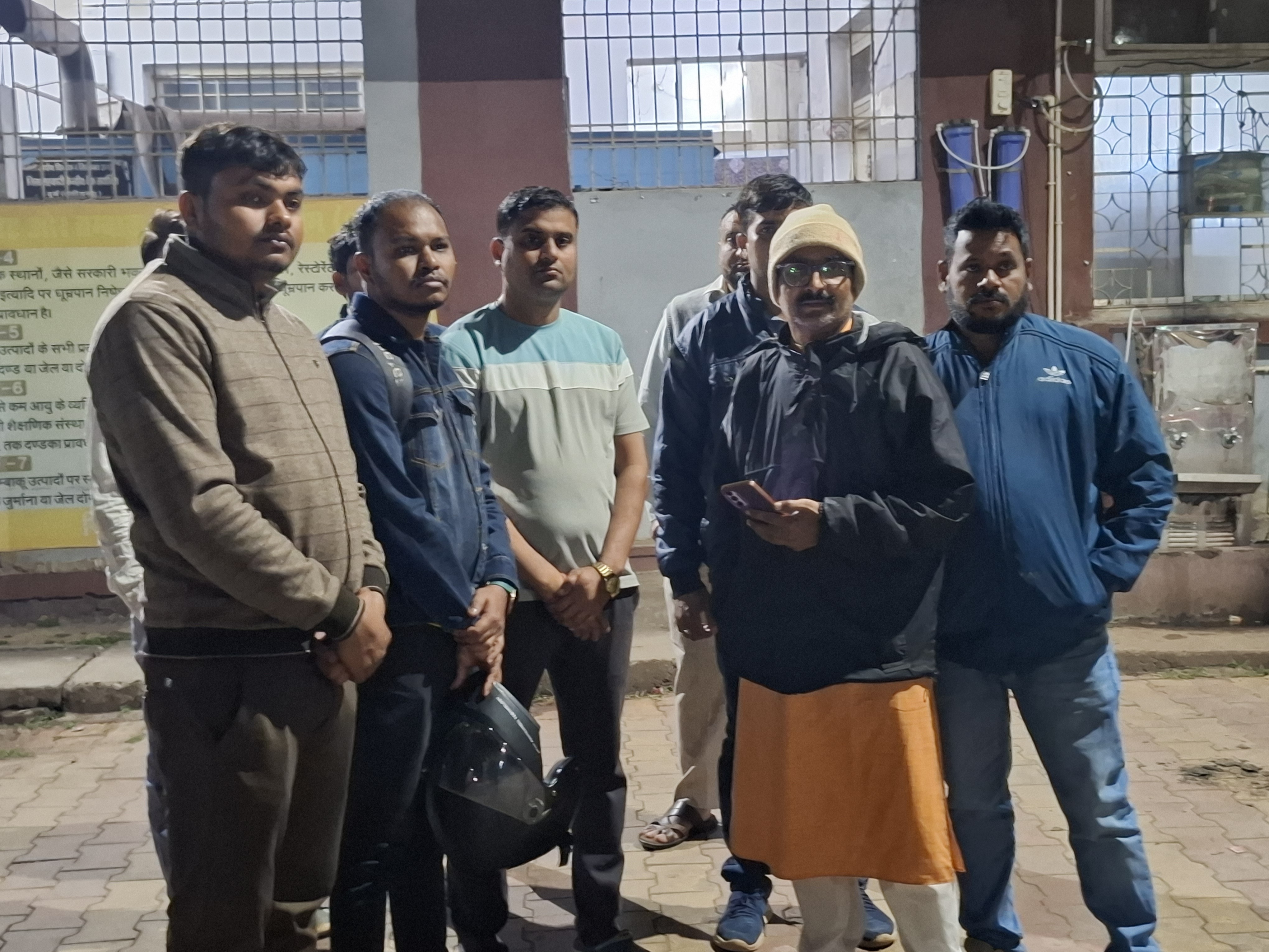 हादसे को लेकर परिजनों और साथियों में आक्रोश।