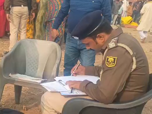 पुलिस अधिकारी ने की पूछताछ।