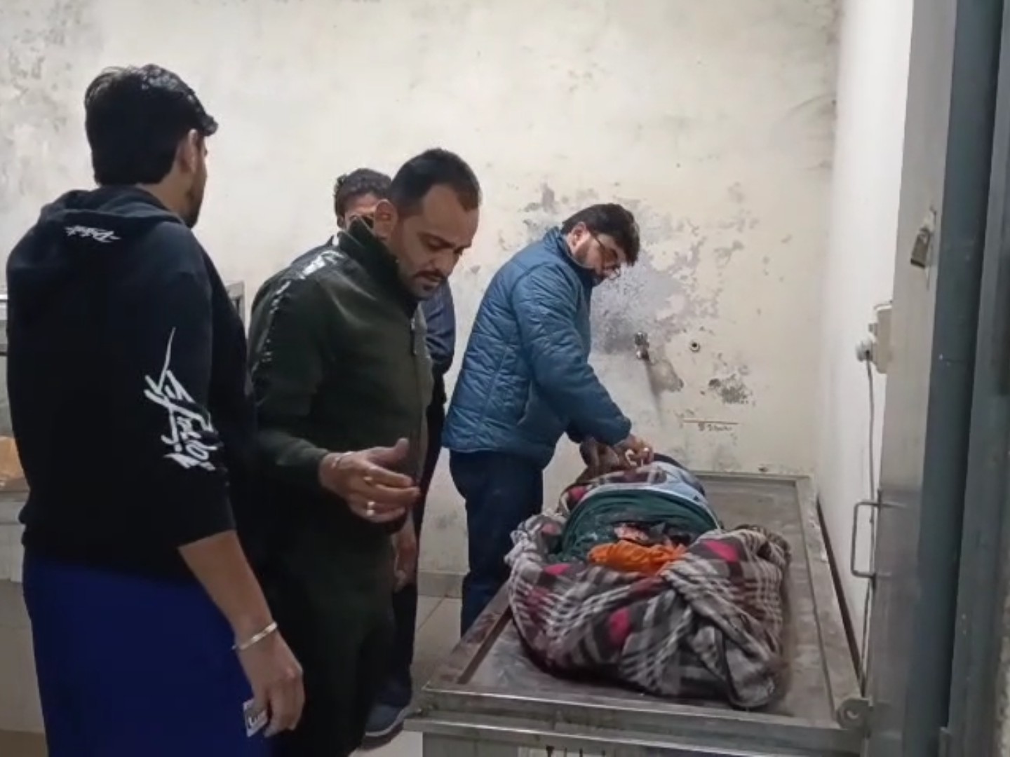 अस्पताल में जांच करते डॉक्टर