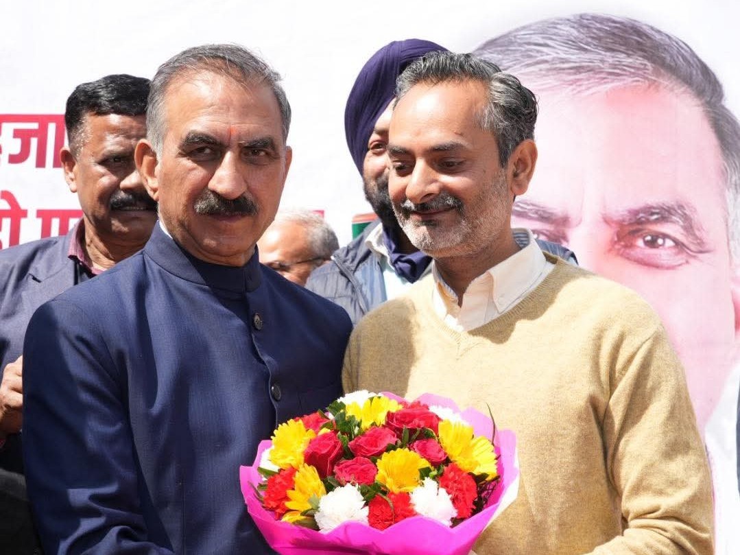 एचआरटीसी के वाइस चेयरमैन अजय वर्मा पुष्प गुच्छ देते हुए। (फाइल फोटो)