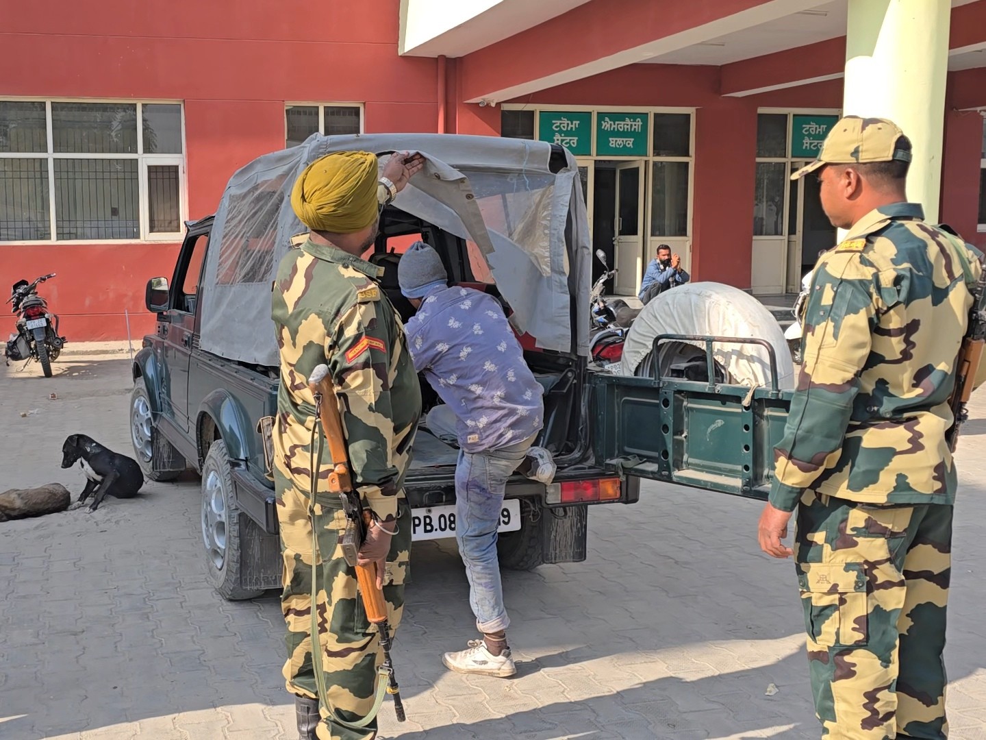 युवक को मेडिकल के लिए ले जाते बीएसएफ के जवान