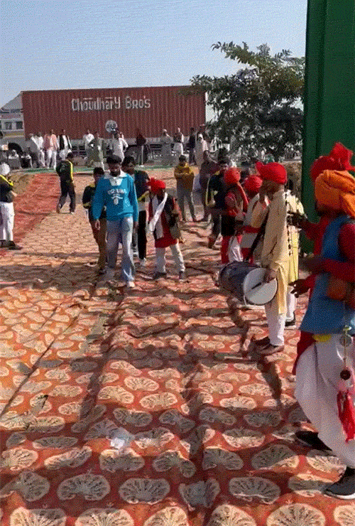 रैली में आने वाले लोगों के स्वागत में प्रवेश द्वार पर ही लोक कलाकारों को लगाया गया।