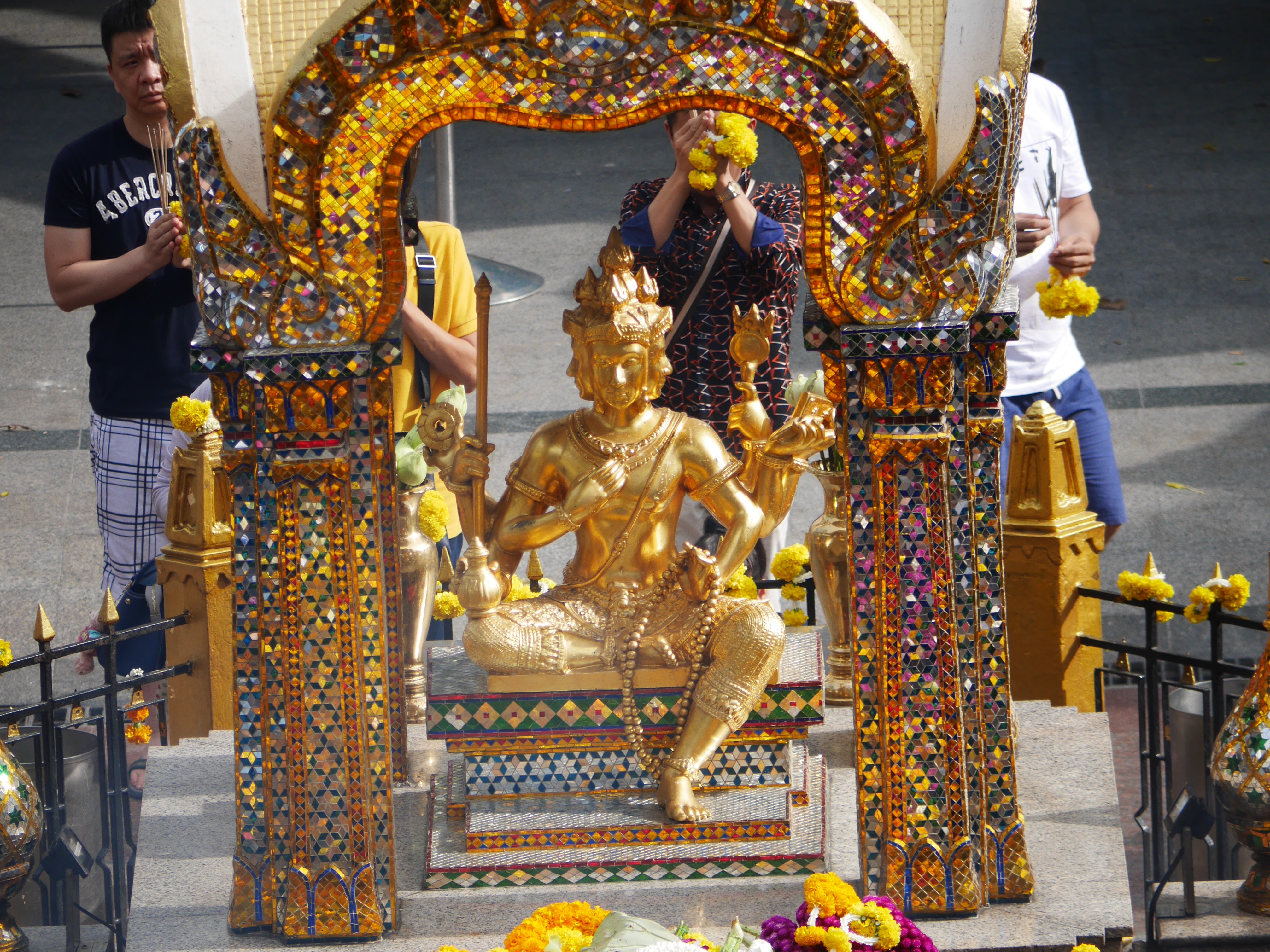 बैंकॉक के ग्रैंड हयात होटल के परिसर में स्थित ब्रह्मा की प्रतिमा। थाईलैंड
में इन्हें ‘थान ताओ महाप्रॉम’ के रूप में पूजा जाता है। - Dainik Bhaskar