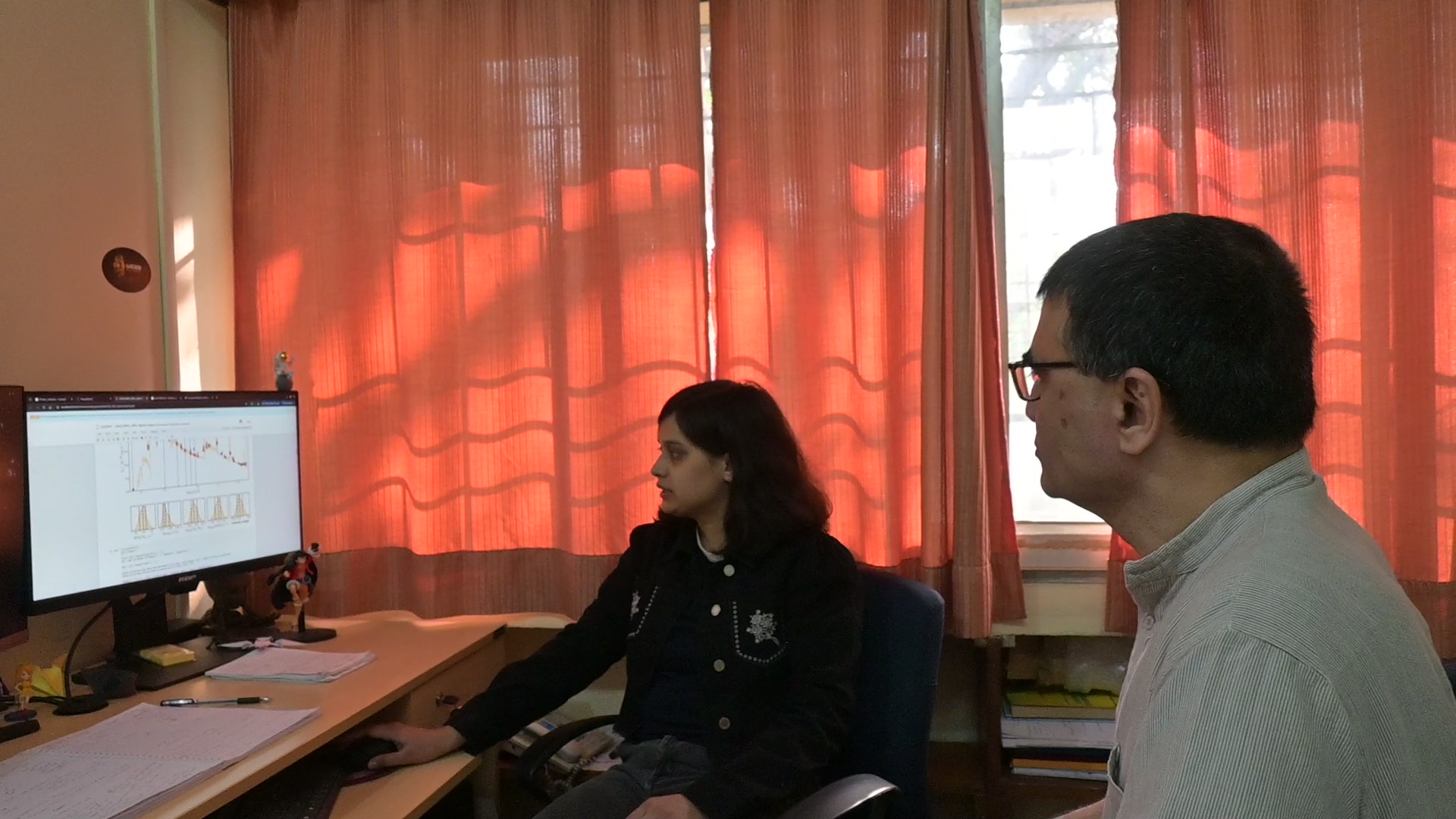 राशि जैन अपने गाइड प्रो. योगेश वाडदेकर (दाएं) के साथ। (फोटो- विद स्पेशल परमिशन)