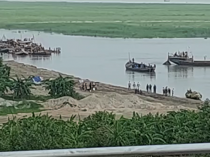 भास्कर के कैमरे में बालू तस्करी की पूरी तस्वीर कैद हो गई।