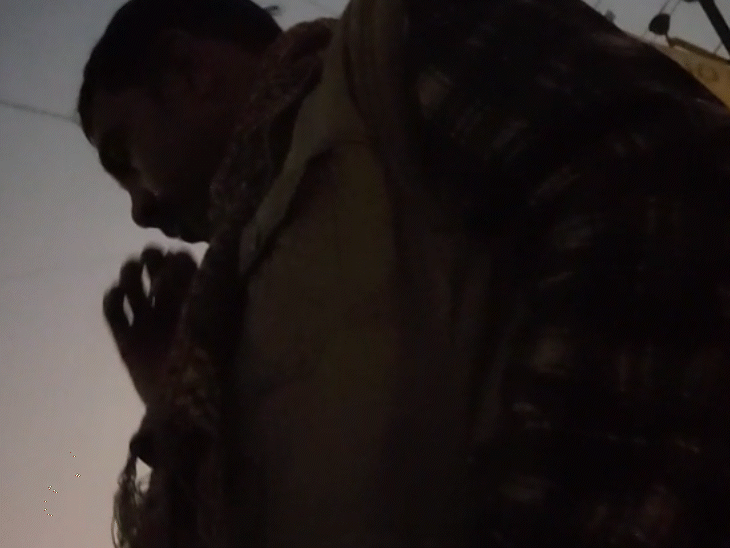 बालू माफिया ने बताया- पूरा धंधा बिना नंबर प्लेट वाले ट्रैक्टर से चल रहा है।