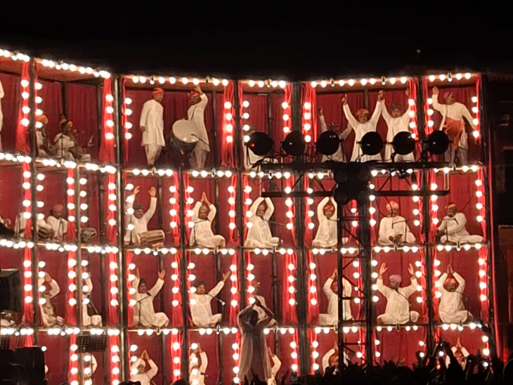 इस प्रस्तुति में राजस्थान के मांगनियार समुदाय के दिग्गज लोक कलाकारों ने अपनी दमदार गायकी और कौशल से ऐसा वातावरण निर्मित किया कि पूरा सभागार तालियों और हूटिंग से गूंज उठा।