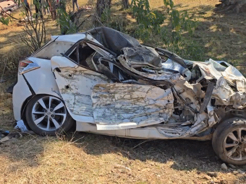 टक्कर होते ही जोरदार धमाका हुआ और कार सड़क किनारे घिसटती चली गई।