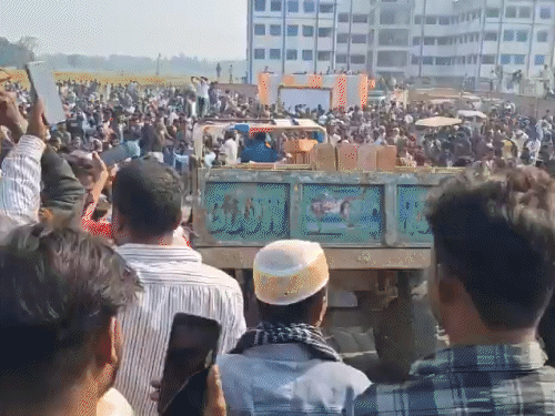 मुर्शिदाबादमध्ये मशीद बांधण्यासाठी 6 डिसेंबरच्या सकाळपासून लाखो लोक आपल्यासोबत विटा घेऊन कार्यक्रमाच्या ठिकाणी पोहोचले.