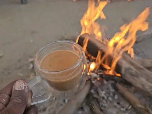 पेंड्रा में कड़ाके की ठंड पड़ रही है। लोग अलाव का सहारा ले रहे हैं।