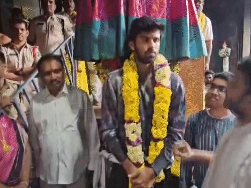 पवित्र स्तंभ को गले लगाने के बाद भारतीय टीम के ऑलराउंडर वॉशिंगटन सुंदर को तिलक लगाते मंदिर के पूजारी।