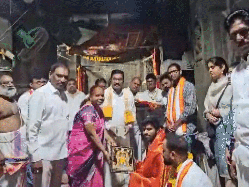 भारतीय ऑलराउंडर तिलक वर्मा को भगवान नरसिंह की फोटो देते पुजारी। उन्हें मंदिर की ओर साल भी उढ़ाई गई।