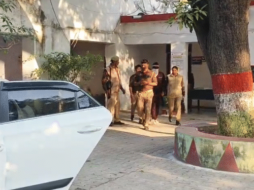 पुलिस ने शनिवार से रविवार तक महिला सिपाही (काले कपड़ों मे) से पूछताछ की, फिर उसे गिरफ्तार कर लिया।