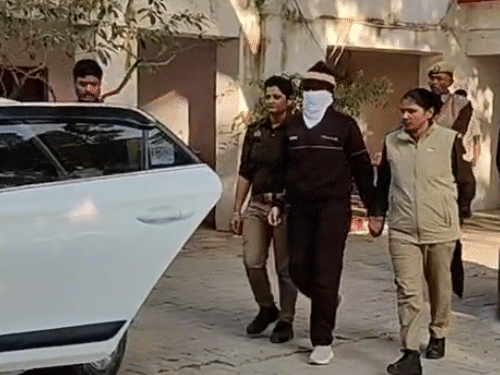 पुलिस महिला सिपाही को कार से रविवार को ही कोर्ट ले गई।