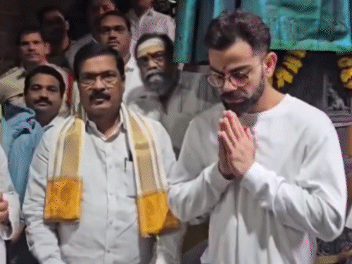 पारंपरिक कप्पस्थम्भम अलिंगनम (पवित्र स्तंभ को गले लगाना) के बाद विराट कोहली। उन्होंने सभी को प्रणाम किया।