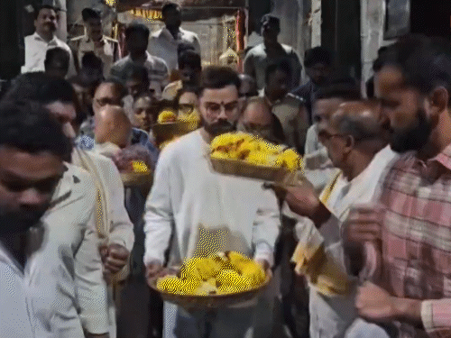 विराट ने मंदिर में भगवान नरसिंह की पूजा-अर्चना की। कोहली फूल-माला के साथ मंदिर परिसर पहुंचे।