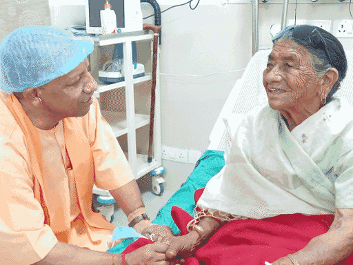 यह तस्वीर पिछले साल जून की है। मां सावित्री देवी को देखने योगी पहुंचे थे।