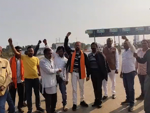 तरपोंगी के पास कार्यकर्ताओं को आने से रोकने पर नारेबाजी की।