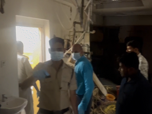 रायपुर में नाबालिग गर्लफ्रेंड ने बॉयफ्रेंड की हत्या कर दी। लॉज में जांच करती हुई पुलिस।