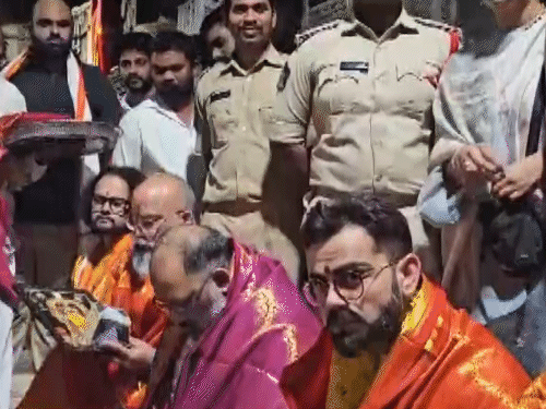 सिंहाचलम मंदिर में विराट कोहली ने भगवान विष्णु के नरसिंह अवतार के दर्शन किए। पुजारियों ने वेद आशीर्वाद का पाठ किया।