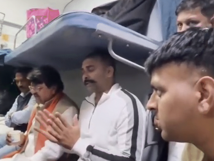 खजुराहो रवाना होते समय मंत्री कैलाश विजयवर्गीय और तुलसीराम सिलावट ने ट्रेन में ही भजन गाया।