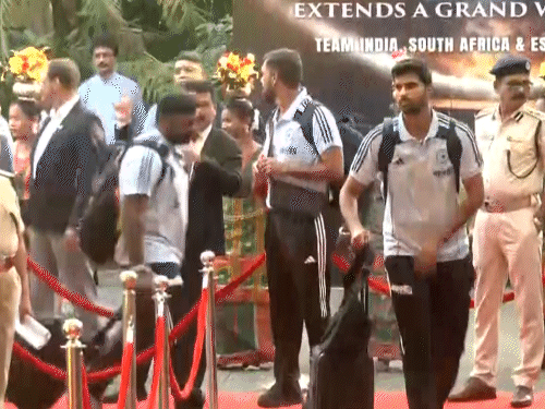 कटक में वॉशिंगटन सुंदर और संजू सैमसन।