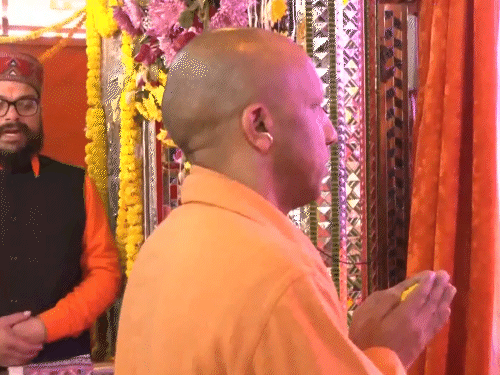 सीएम योगी ने हाथों में पुष्प लेकर बजरंगबली की पूजा अर्चना की।