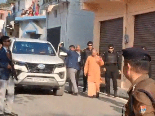 यह सीएम योगी की बहन के घर की तस्वीर है। योगी को देखने के लिए आस-पास घरों की छतों पर लोग खड़े थे।