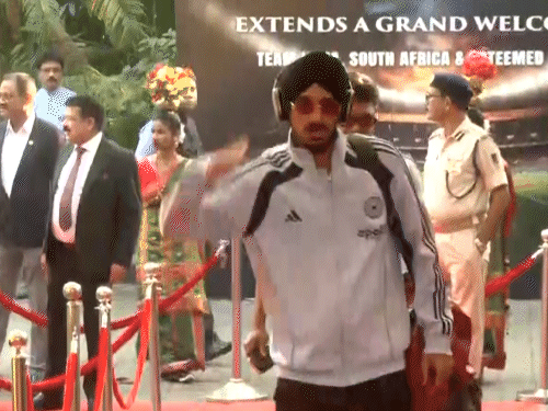 तेज गेंदबाज अर्शदीप सिंह सैल्यूट करते नजर आए। - Dainik Bhaskar