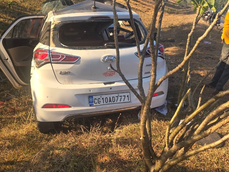 कार में सवार 5 युवकों ने मौके पर ही दम तोड़ दिया।