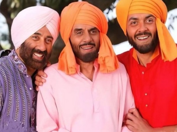 फिल्म ‘यमला पगला दीवाना’ के एक दृश्य में धमेंद्र अपने दोनों बेटों सनी और बॉबी देओल के साथ। - Dainik Bhaskar