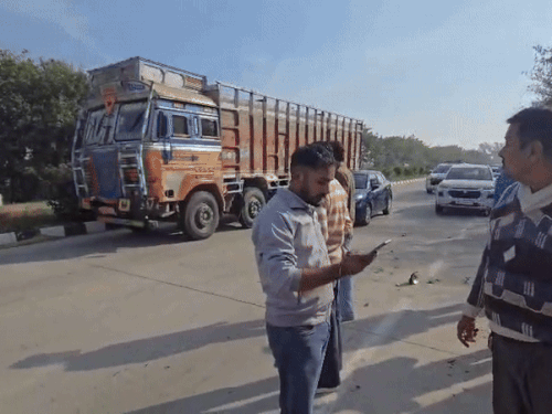 घटना के बाद मौके पर मौजूद राहगीर।