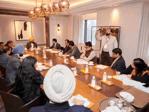 पंजाब सीएम  भगवंत मान सियोल अधिकारियों से मीटिंग करते हुए। - Dainik Bhaskar