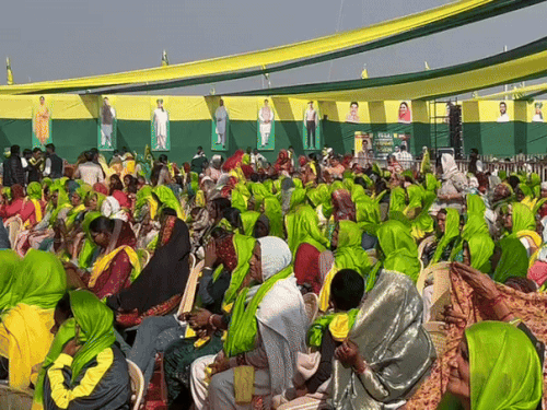 रैली में बड़ी संख्या में महिलाएं पहुंचीं। JJP कार्यकर्ताओं ने उन्हें हरी चुनरी ओढ़ाई।