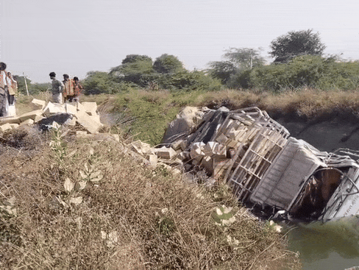 दवाइयों से भरा ट्रक पलटा - Dainik Bhaskar