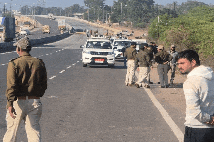 हाईवे पर चीता की मौत के बाद वन विभाग ने पुलिस को 300 मीटर दूर ही रोक दिया है। - Dainik Bhaskar