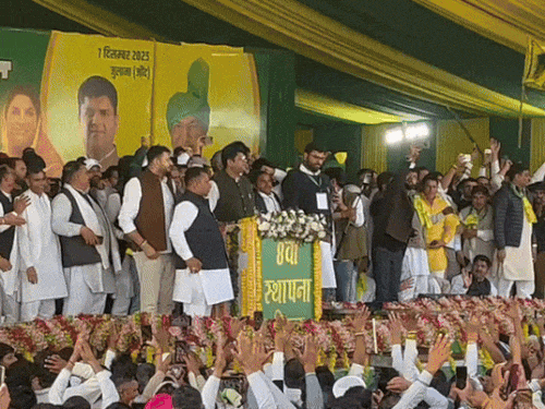 दिसंबर, 2025 में हुई जजपा की रैली में मंच पर दुष्यंत चौटाला और अन्य नेतागण।