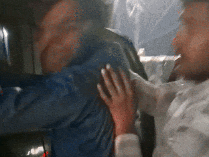 जब युवक को पीटा गया तो फिर आसपास के लोग भी वहां पहुंचे।