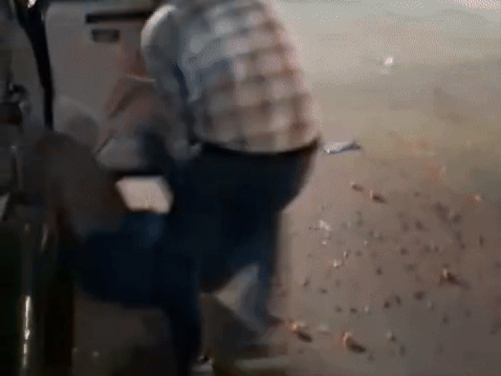 हंगामा कर रहे युवक को एक व्यक्ति ने आकर कार से निकालकर पीटा।