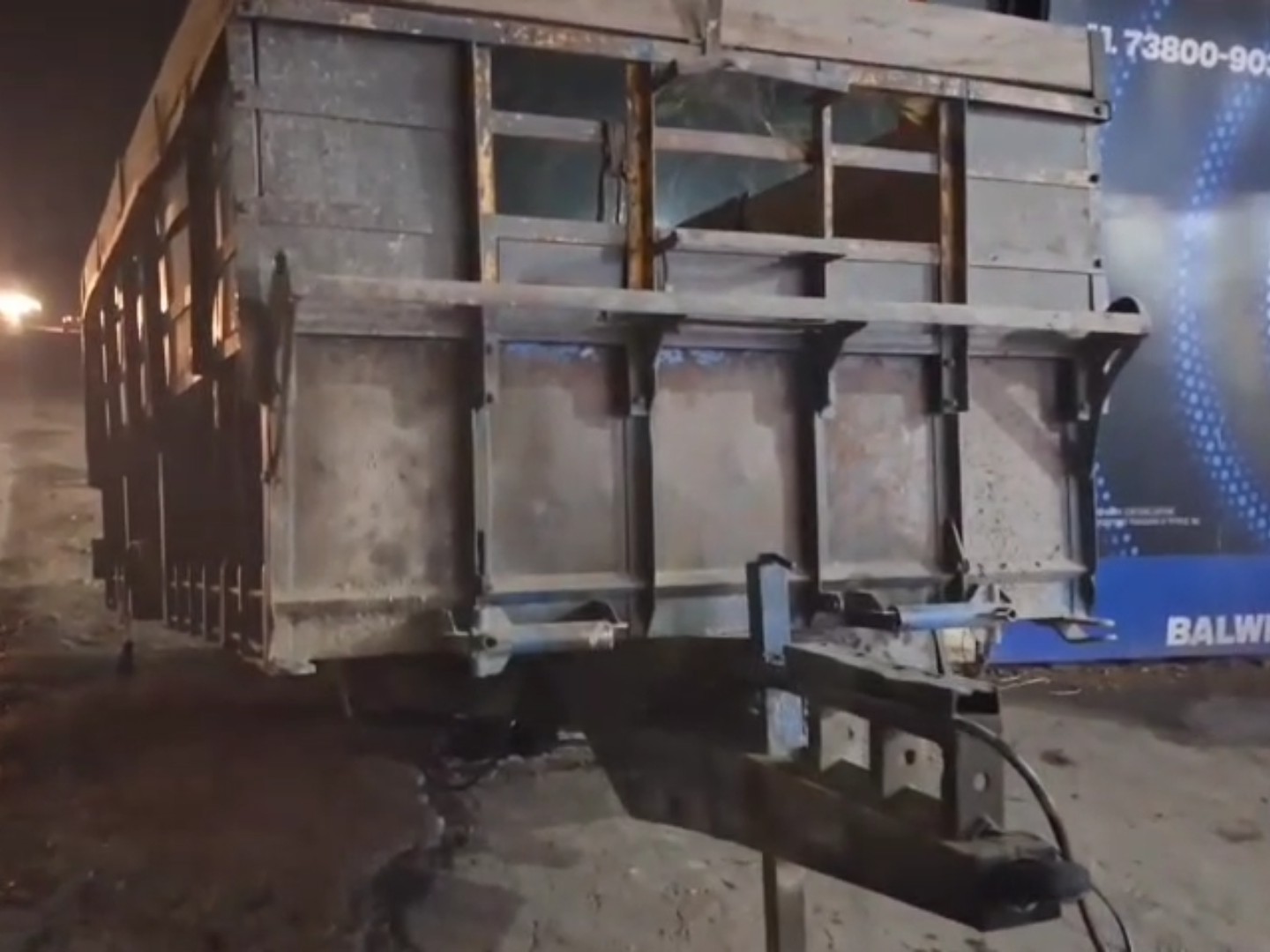 इसी ट्राली से टकराई थी कार