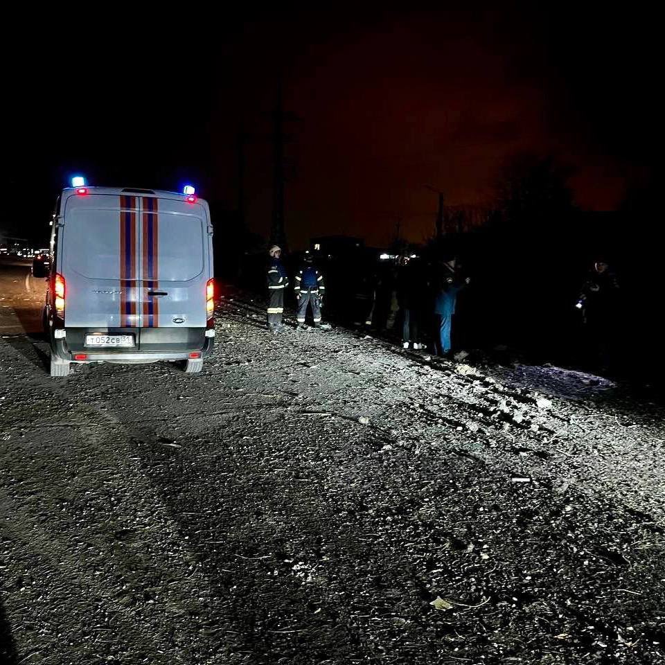 रूस के बेल्गोरोड शहर में बम गिरने के बाद इलाके का जायजा लेते सुरक्षाकर्मी।