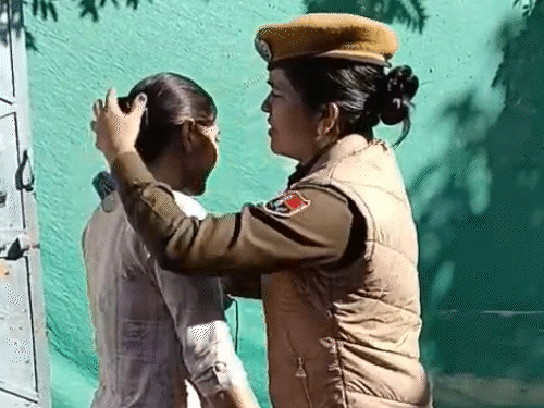 महिला अभ्यर्थी के बालों को भी खुलवाकर चेक किया गया, ताकि किसी भी प्रकार की अनुचित सामग्री को परीक्षा हॉल में ले जाने से रोका जा सके।