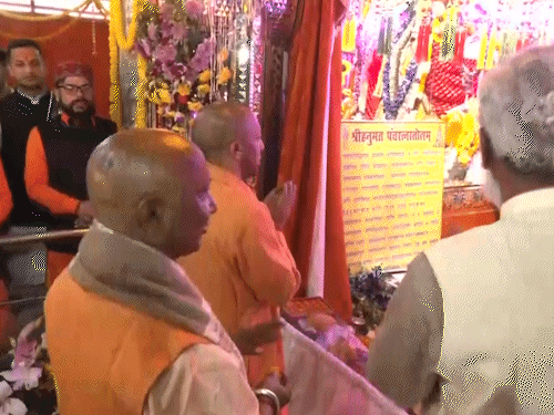 सीएम योगी आदित्यनाथ सिद्धबली बाबा में पूजा करते हुए।