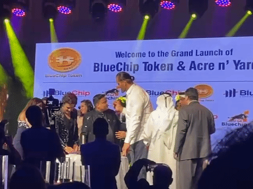 रेसलर खली के बगल ब्लैक ब्लेजर पहने ठगी का आरोपी रवींद्र नाथ सोनी है। शिकायत करने वालों को ऐसे वीडियो दिखाकर ठग भरोसे में लेता था।