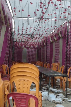 एटा से आज बारात जानी थी, लेकिन घर चीख-पुकार मची हुई है। बीती रात हुई दावत के बाद अब भी खाने की प्लेट्स जमीन पर बिखरी हुई हैं। घर में मातम छाया हुआ है।